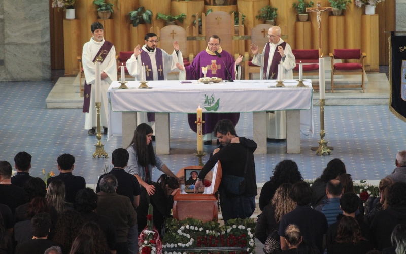 Unidos en la fe y la oración: Comunidad del LAB despidió al estudiante Alonso Hapke Véliz