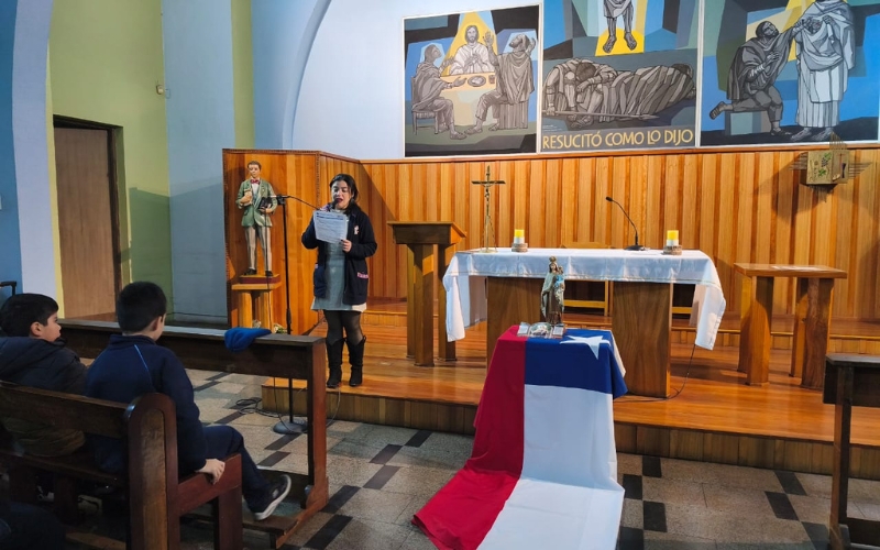 Comunidad educativa rindió un emotivo homenaje a la Virgen del Carmen en el tradicional Buenos Días